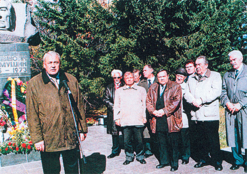 Губернатор Иркутской обл. выступает на митинге, посвященном 50-летию со дня образования Братскгэсстроя, у памятника И.И. Наймушину, создателю специального управления Братскгэсстрой (24 сентября 2004 г.)