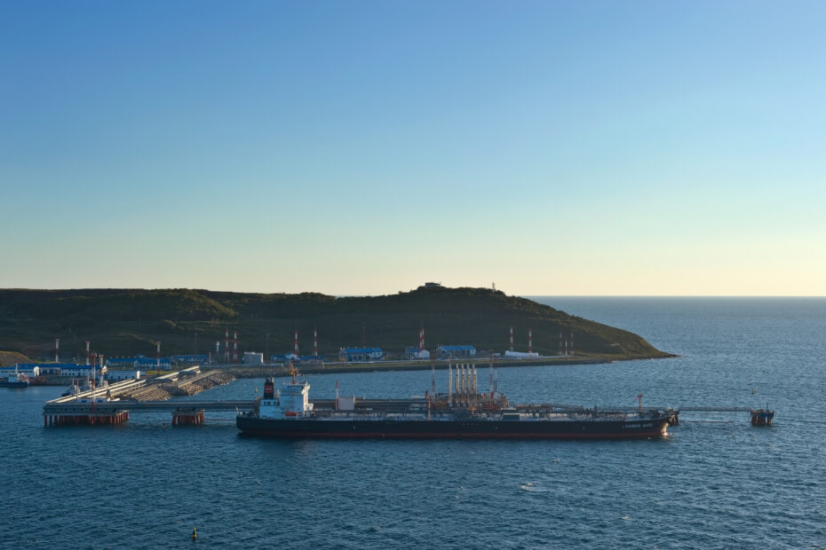 Россия сохранила лидерство по поставкам нефти в Индию и Китай, сократив добычу в сентябре