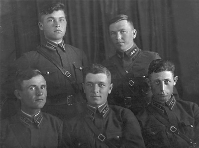Северо-Кавказский фронт, г. Тбилиси, май 1942 г., Калинкаров А.А. - лейтенант, командир взвода (1-ый ряд справа)